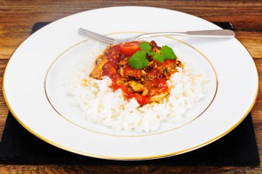 Konserve balık domates soslu pilav