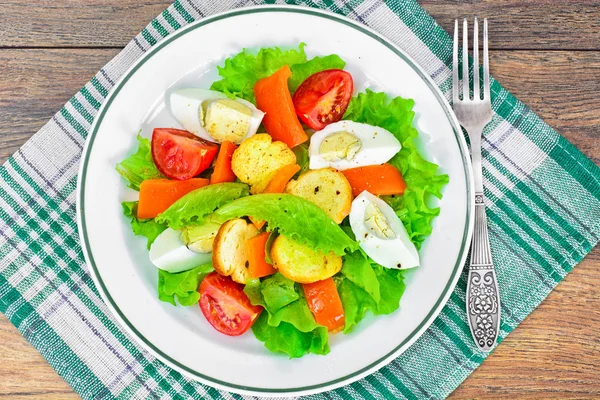 Hlávkový salát, rajčata a papriky s vejcem — Stock fotografie