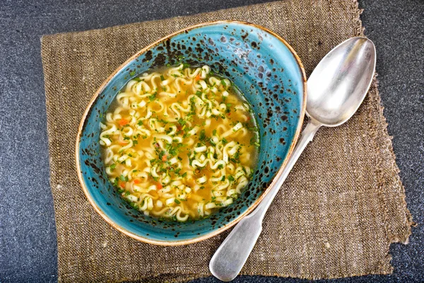 Sabrosa sopa de pollo con fideos chinos — Foto de Stock