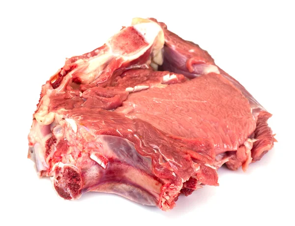 Un pedazo de carne fresca cruda, ternera aislada sobre fondo blanco — Foto de Stock