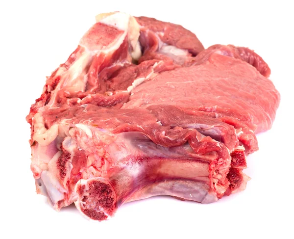 Um pedaço de carne crua fresca, vitela isolada em fundo branco — Fotografia de Stock
