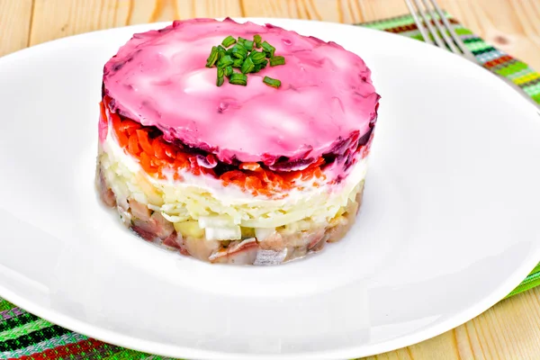 Russische Shuba salade met haring, rode bieten, aardappelen en wortelen — Stockfoto