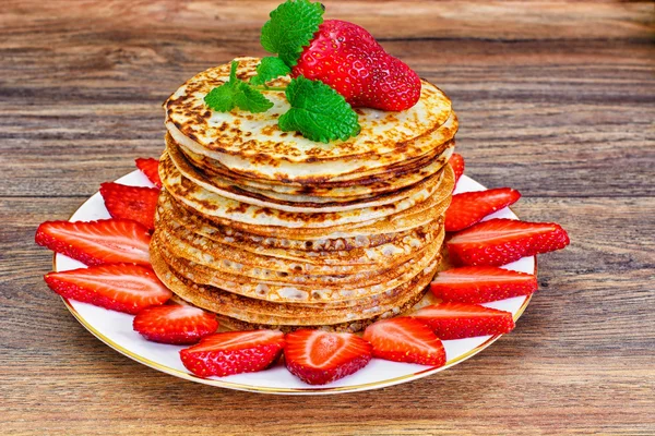 Leckere Pfannkuchen stapeln sich mit Erdbeeren — Stockfoto