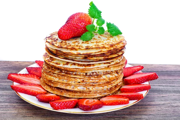 Leckere Pfannkuchen stapeln sich mit Erdbeeren — Stockfoto