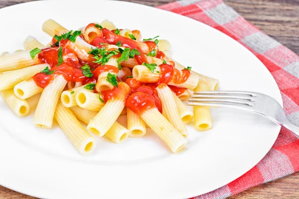 Pasta con salsa de tomate, cebolla verde y queso — Foto de Stock