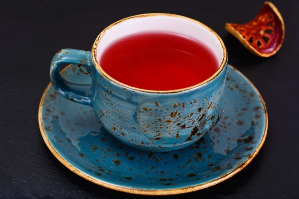 Thé rouge dans une belle tasse — Photo