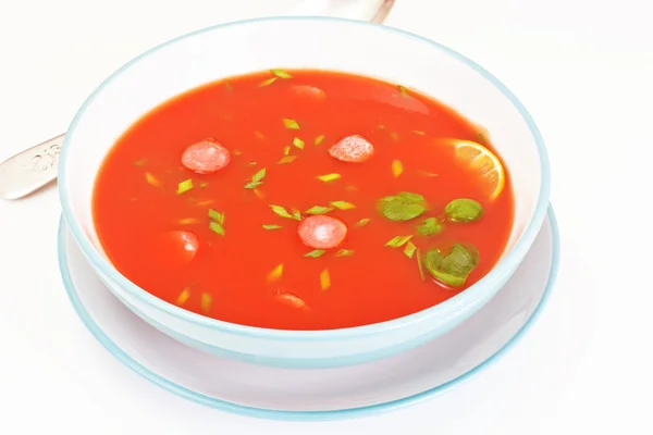 Томатный суп в тарелке. Национальная итальянская кухня — стоковое фото