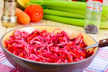 Pancar, havuç, lahana ve kereviz salatası