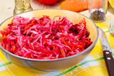 Pancar, havuç, lahana ve kereviz salatası