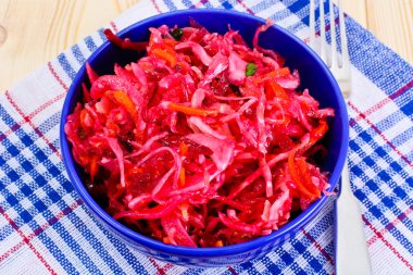 Pancar, havuç, lahana ve kereviz salatası