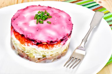 Pancar, patates, havuç ve ringa balığı ile Rus Shuba salatası