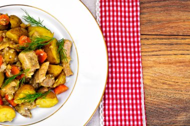 Patates, havuç, soğan ve et haşlanmış Ayva