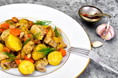 Patates, havuç, soğan ve et haşlanmış Ayva