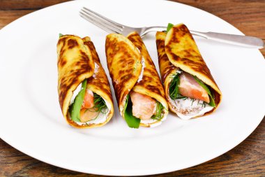 Krep rulo somon Fried, keçi peyniri, rezene ve vahşi Ga