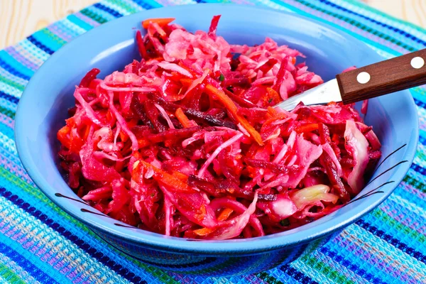 Салат со свеклой, морковью, капустой и сельдереем — стоковое фото