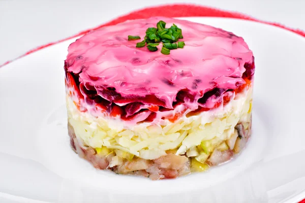 Russischer Shuba-Salat mit Roter Bete, Kartoffeln, Karotten und Hering — Stockfoto