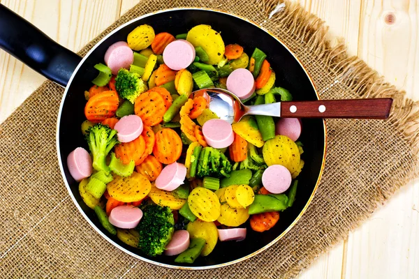 Warzywa gotowane na parze ziemniaki, marchew i brokuły z pieczeniem kiełbasek — Zdjęcie stockowe
