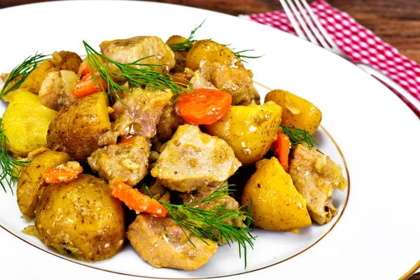 Quince guisado con papas, zanahorias, cebollas y carne —  Fotos de Stock