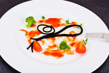 Kirli tabaklar. Kalan sosu ve spagetti bulaşmış