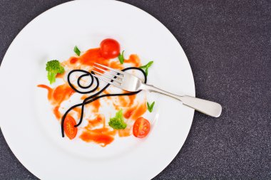 Kirli tabaklar. Kalan sosu ve spagetti bulaşmış