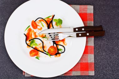 Kirli tabaklar. Kalan sosu ve spagetti bulaşmış
