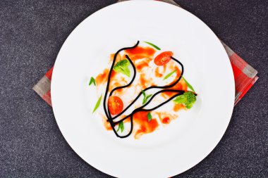 Kirli tabaklar. Kalan sosu ve spagetti bulaşmış