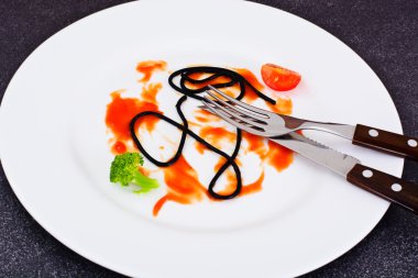 Kirli tabaklar. Kalan sosu ve spagetti bulaşmış