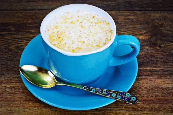 Koffie met melk, cappuccino in een blauwe retro cup — Stockfoto