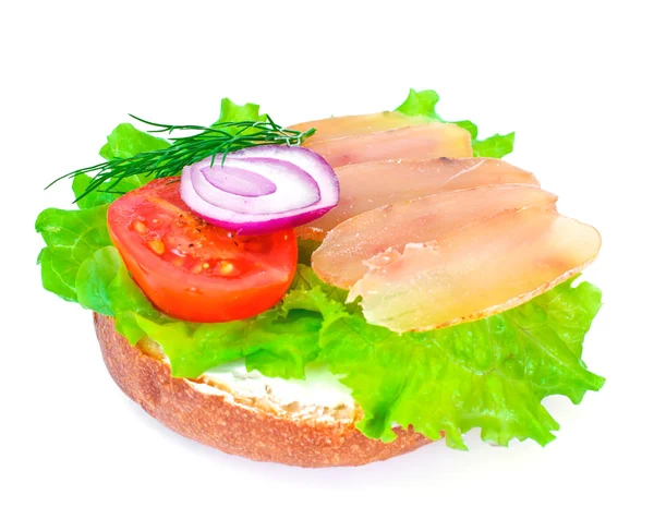 Бутерброд з салату, помідори, козячим сиром і варену курку — стокове фото