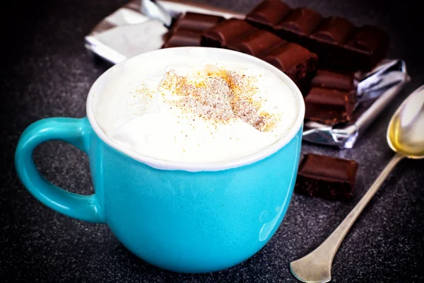 Кофе с молоком, капучино в синей ретро чашке — стоковое фото