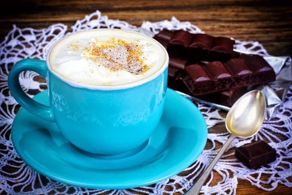 Koffie met melk, cappuccino in een blauwe retro cup — Stockfoto