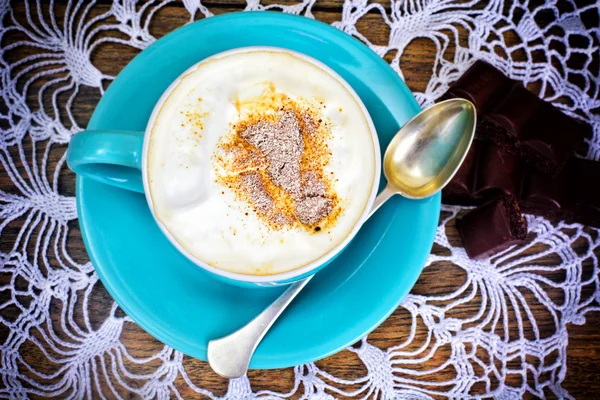 Koffie met melk, cappuccino in een blauwe retro cup — Stockfoto
