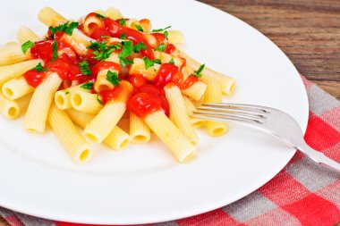 Makarna ile domates sosu ketçap