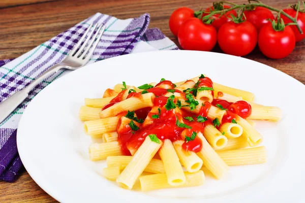 Pâtes avec sauce tomate Ketchup — Photo