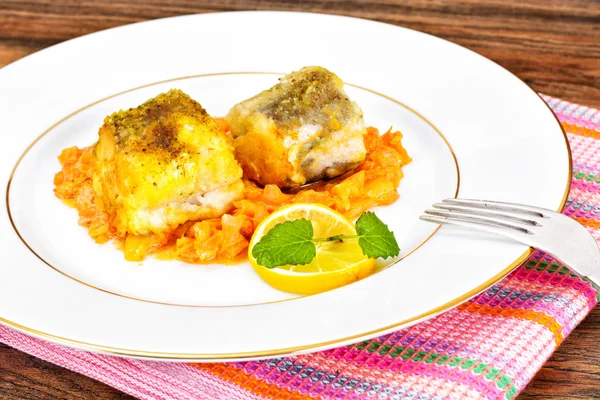 Pescado en griego con cebolla y zanahoria — Foto de Stock