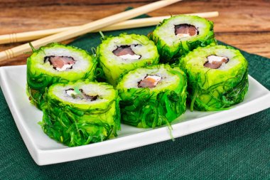 Suşi Roll Chukoy, somon ve peynir ile