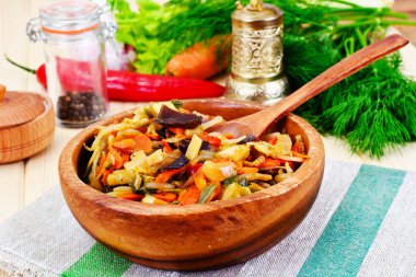 Çin sebze güveç. Kırmızı biber, bezelye, havuç. Diyet gıda