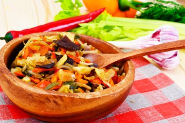 Çin sebze güveç. Kırmızı biber, bezelye, havuç. Diyet gıda