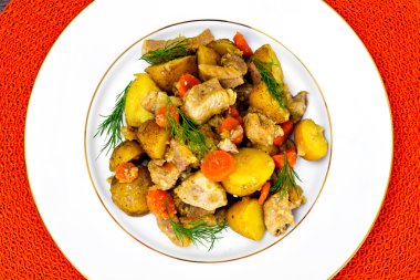 Patates, havuç, soğan ve et haşlanmış Ayva