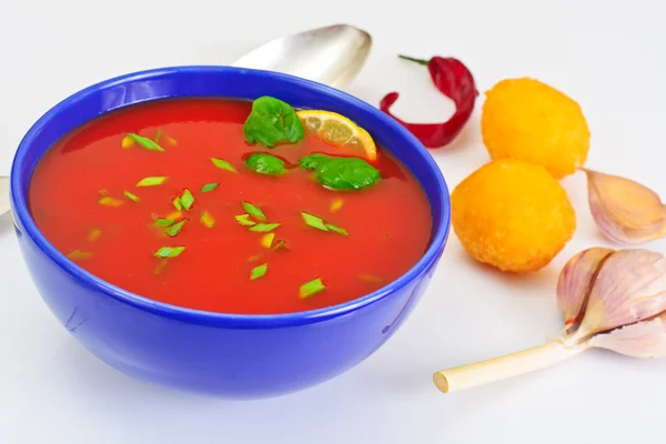 Томатний суп з пряні перці, сирні кульки, часником і петрушкою — стокове фото