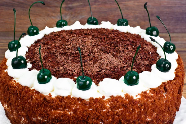 Пирог Шварцвальд, взбитые сливки, черный и белый шоколад, деко — стоковое фото