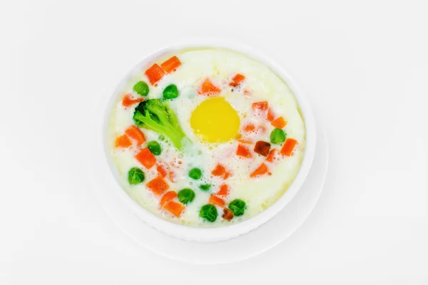 Alimentos saudáveis e dietéticos: ovos mexidos com legumes — Fotografia de Stock