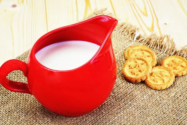 Mléko v červené hliněné hrnce — Stock fotografie
