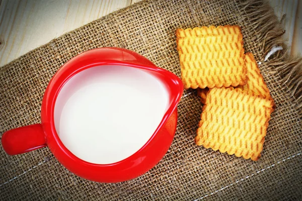 Latte in una pentola di terra rossa — Foto Stock