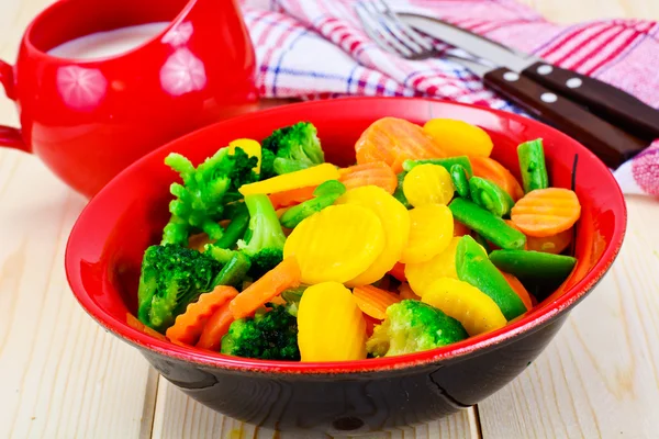 Gestoomde groenten aardappelen, wortelen, bloemkool, Broccoli — Stockfoto
