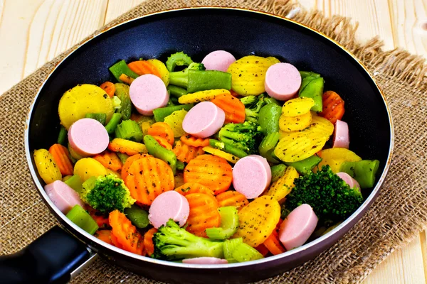 Овочі на пару Картопля, морква та брокколі з ковбасками — стокове фото