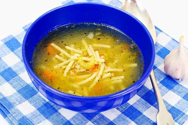 Soep met kippenbouillon met noedels en groenten — Stockfoto