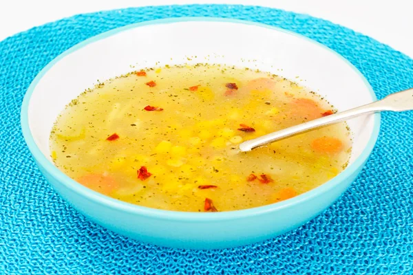 Суп с куриным бульоном с лапшой и овощами — стоковое фото