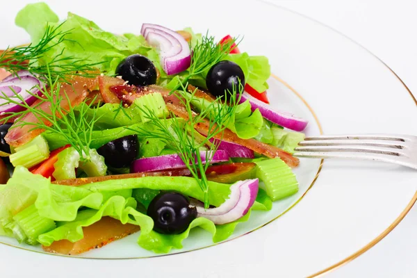 Hlávkový salát s rajčaty Kumata, sušené maso, celer a olivami — Stock fotografie