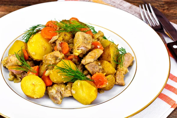 Quittenkompott mit Kartoffeln, Karotten, Zwiebeln und Fleisch — Stockfoto